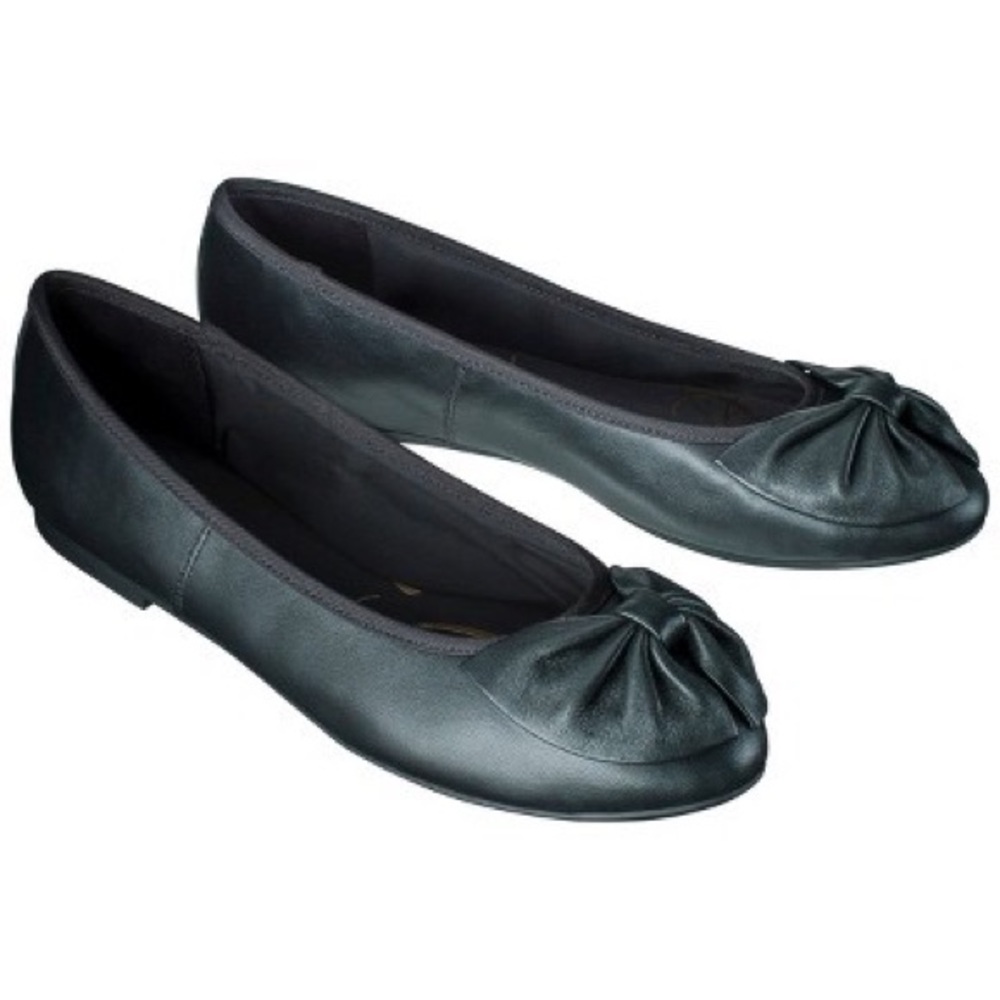 Women's Chelsea Bow Genuine Leather Flats. New box